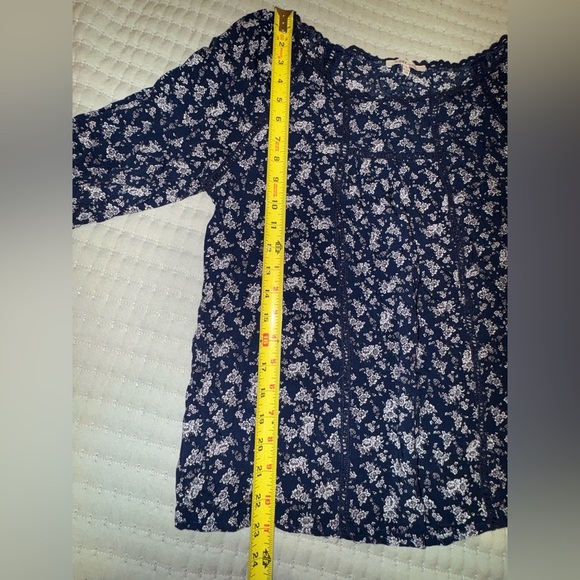 Cozy casual Floral Navy Women's Top with open detail. Size M. VGUC - Picture 8 of 10